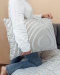 Perna Hygge Dungi 50/70 cm, potrivită pentru toate pozițiile de dormit, puf siliconizat